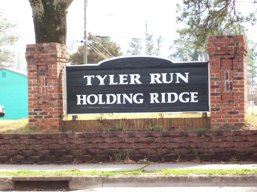 Tyler Run Holding Ridge entrance sign
